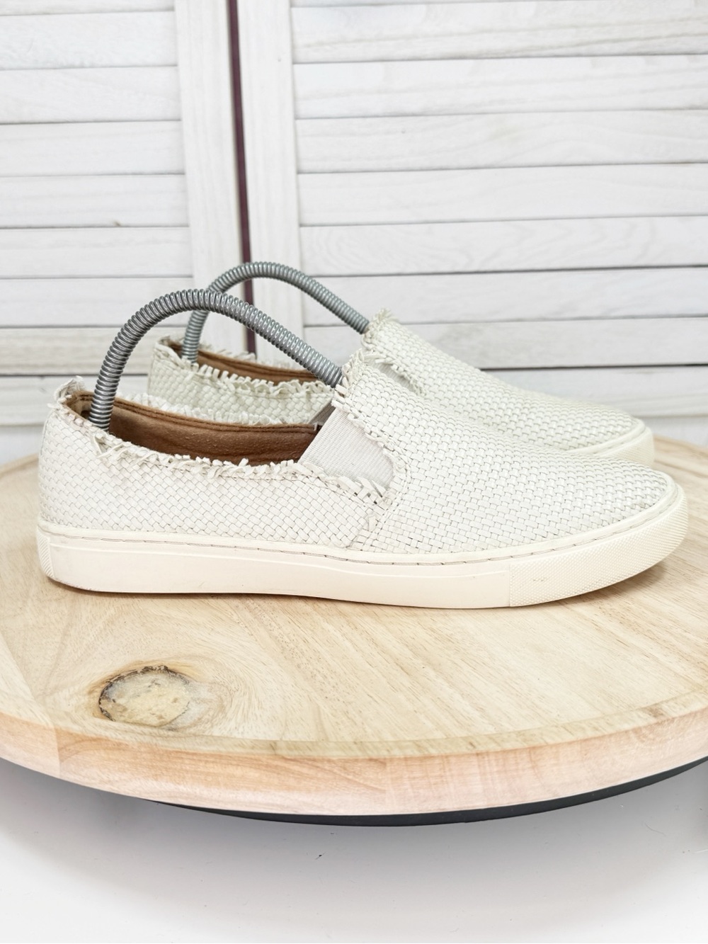 Indigo Rd. Kicky Basket Weave Woven Fringe Edge Slip On Sneakers Ivory 9.5